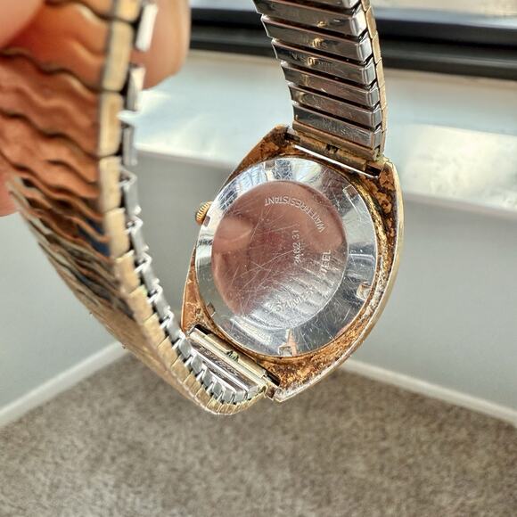 Vintage Montique Quartz Swiss Made Watch Gold Tone Day Date Stretch Band - Picture 5 of 8